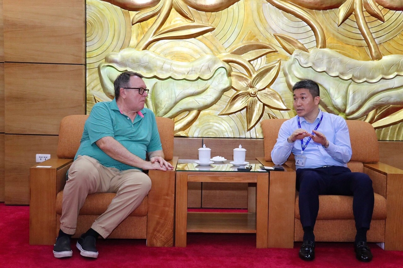 越南友好组织联合会副主席兼秘书长藩英山会见美国温洛克国际基金会主席兼常务董事罗尼·弗格森。
