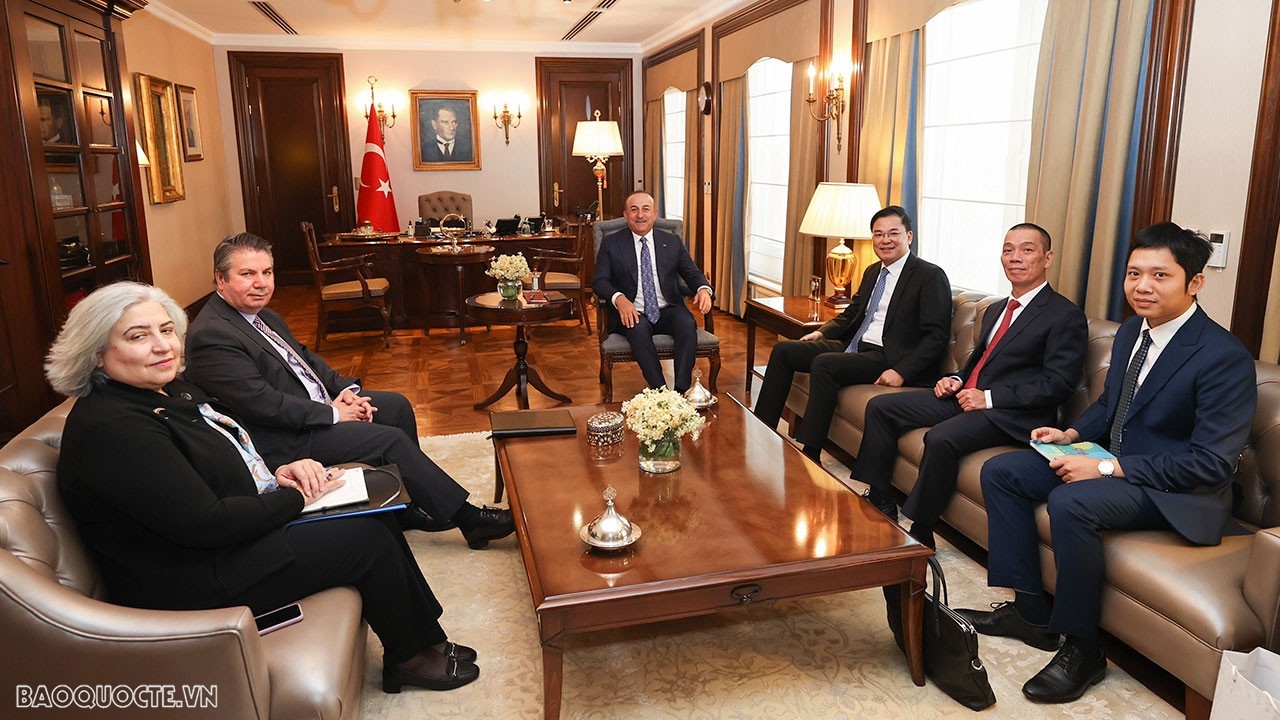 越南外交部副部长范光孝会见土耳其外交部长梅夫吕特·恰武什奥卢（Mevlut Cavusoglu）。