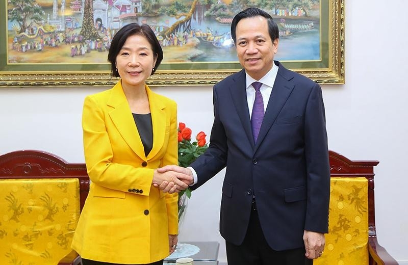 越南劳动、荣军与社会部部长陶玉蓉会见韩国驻越南特命全权大使吴英珠（Oh Young Ju）。