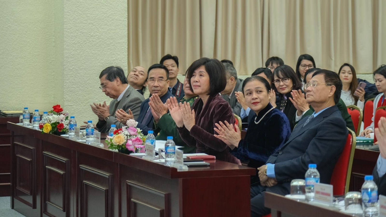 弘扬“万古长青”的友谊故事