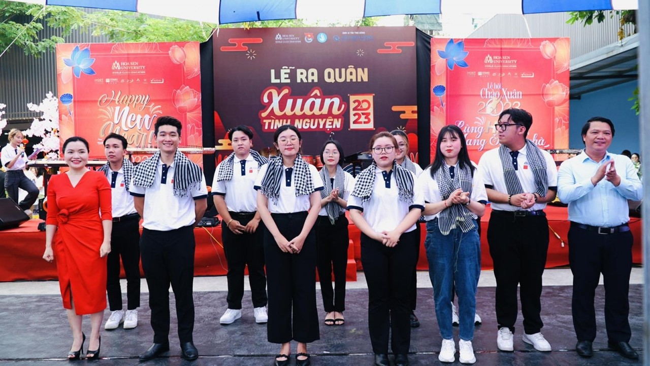 在越南的国际留学生欢喜庆祝越南春节
