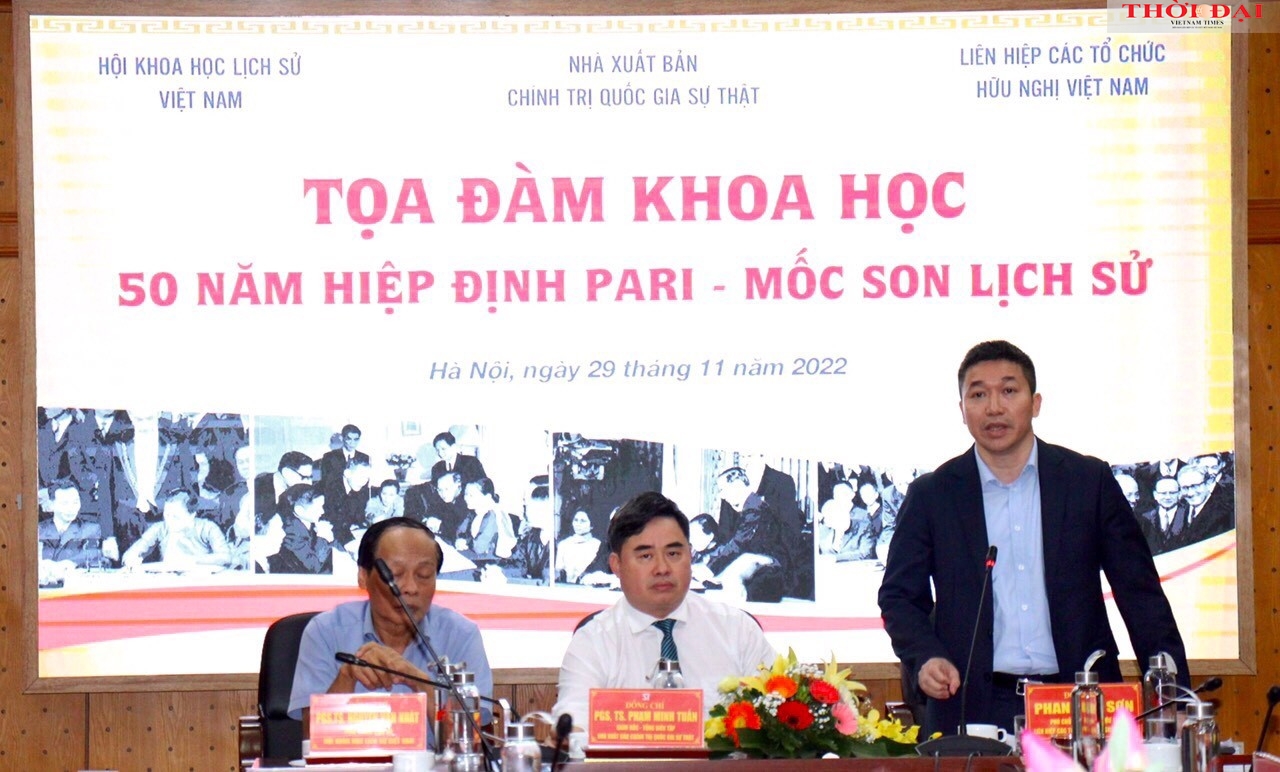 越南友好组织联合会副主席兼秘书长潘英山先生致闭幕词（图：海安摄）。
