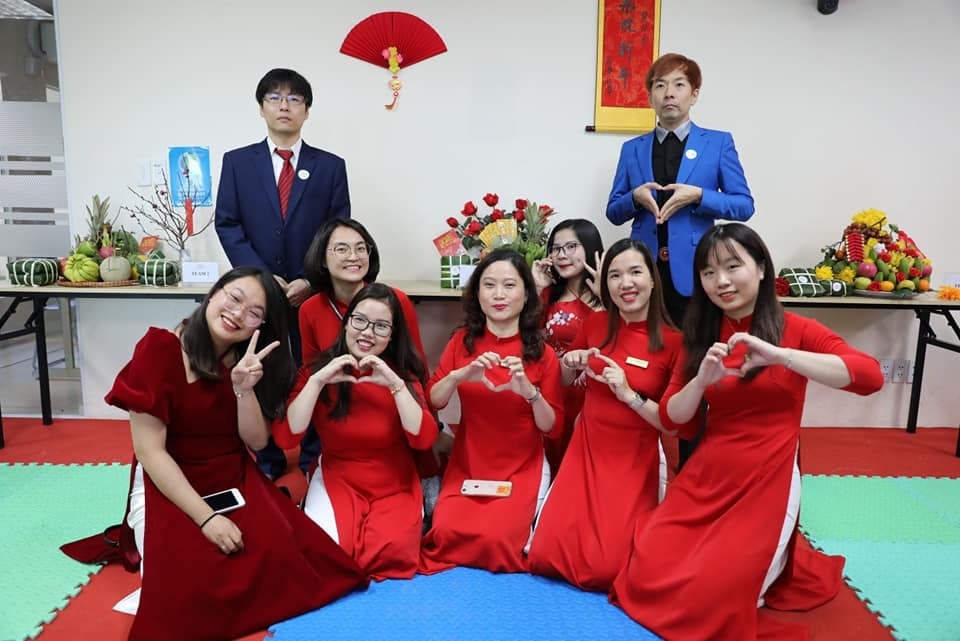 今年，韩国歌手Joseph Kwon（右边站着）在越南庆祝第四个新年（图：人物提供）。