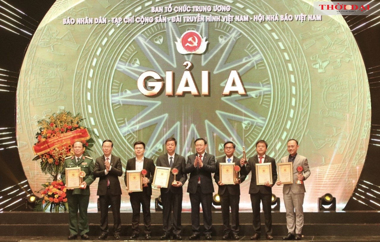 越南国会主席王廷惠与秘书处常务委员武文赏为作者和作者团体颁发 A 奖。（图：秋河摄）