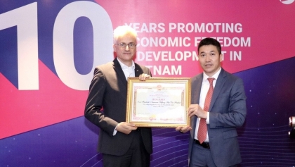 弗里德里希瑙曼自由基金会因其在越南的积极贡献获得VUFO的奖状
