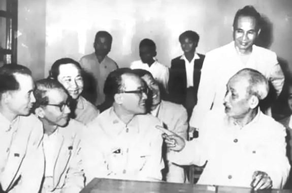 1964年3月，胡志明主席与知识分子代表出席特别政治会议。（资料图片）