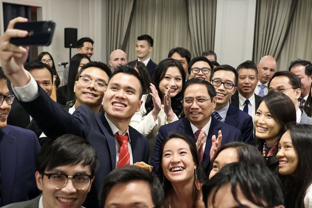 2022年5月15日下午，越南政府总理范明正在纽约会见海外越南知识分子、越南青年、留学生以及越南代表机构官员和雇员。（图：VGP/日北）
