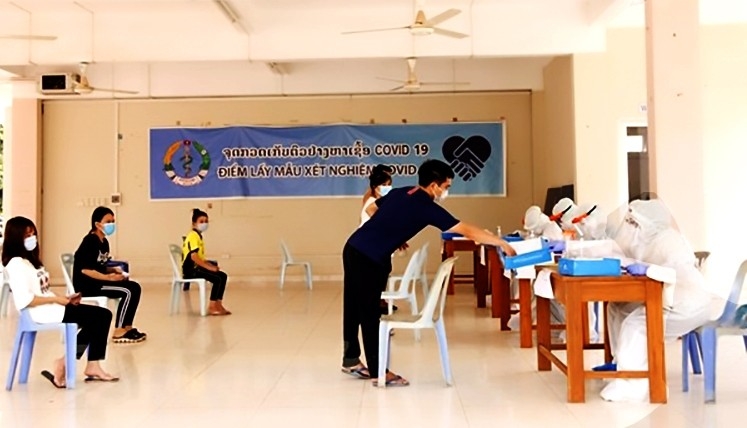 凭借团结互助的传统，在老挝的越南人社区通过多种形式的相互支持，逐步克服了新冠肺炎大流行造成的困难。（图：越通社）