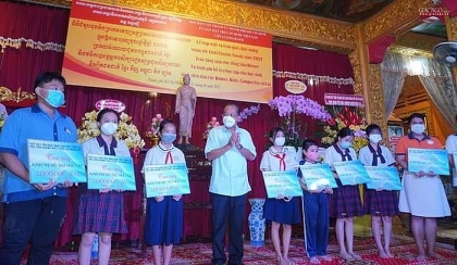 在高棉族传统新年节之际颁发 85 项奖学金