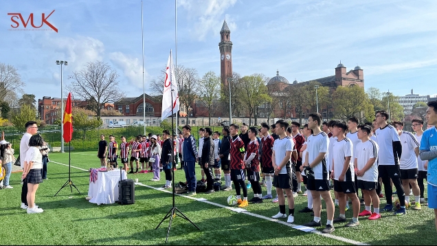 越南留学英国大学生举行足球比赛