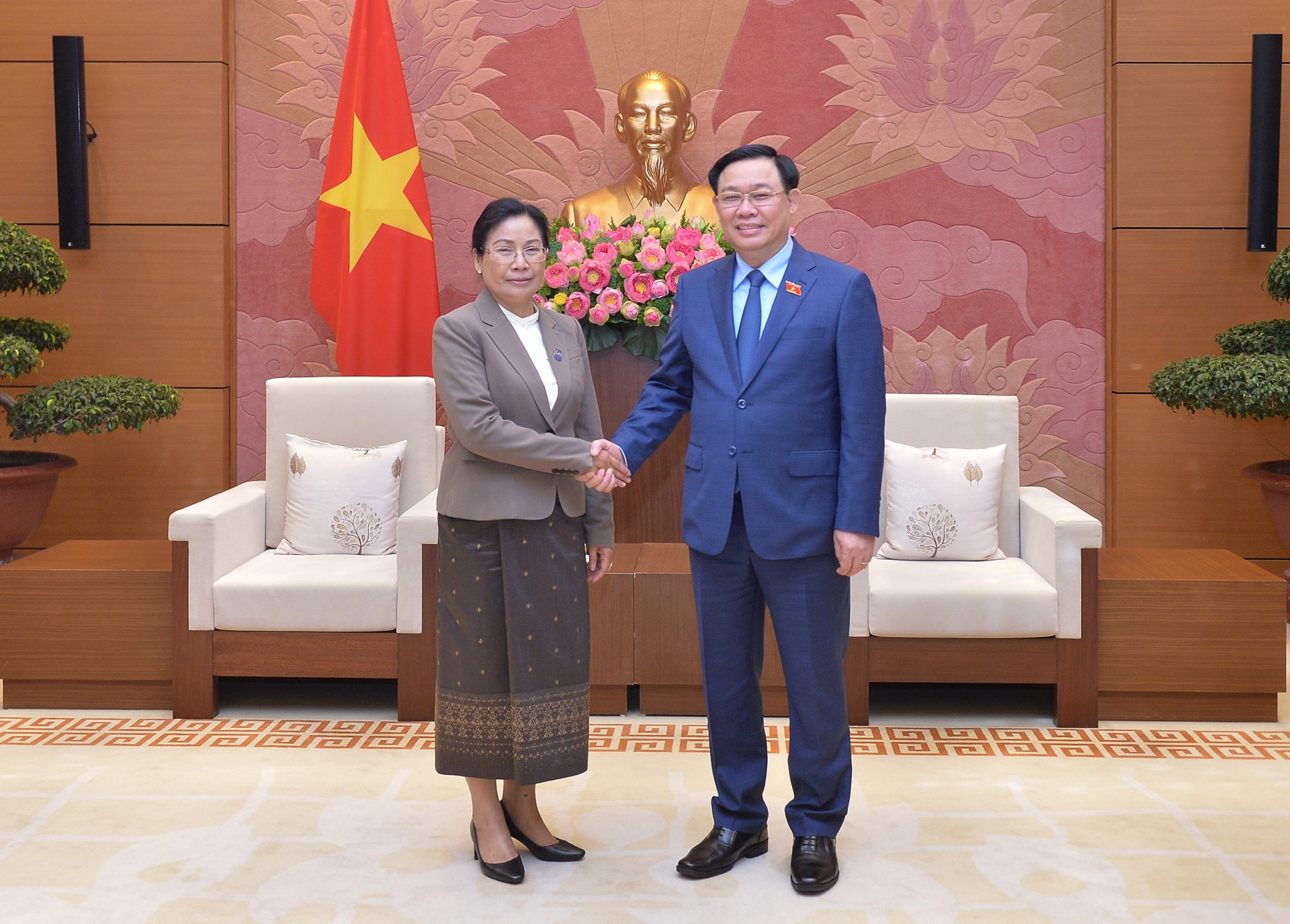 老挝最高人民法院院长首次访问越南