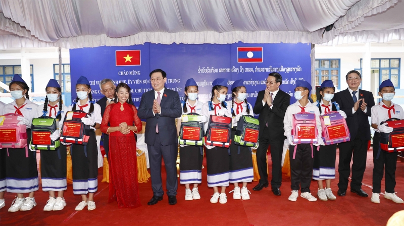 越南国会主席王廷惠对越南援建老挝南部四省各族人民的占巴塞少数民族寄宿学校进行访问