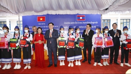 越南国会主席王廷惠对越南援建老挝南部四省各族人民的占巴塞少数民族寄宿学校进行访问