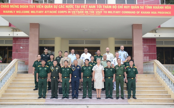 各国的国防武官代表团对越南陆军学院进行工作访问