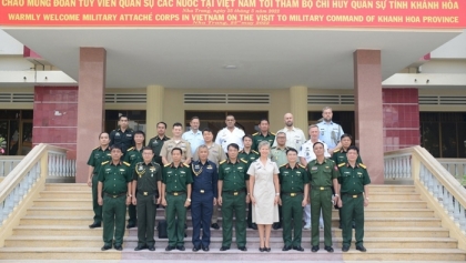 各国的国防武官代表团对越南陆军学院进行工作访问