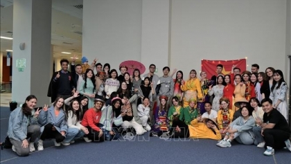 学习越南语的俄罗斯学生举行越南文化节