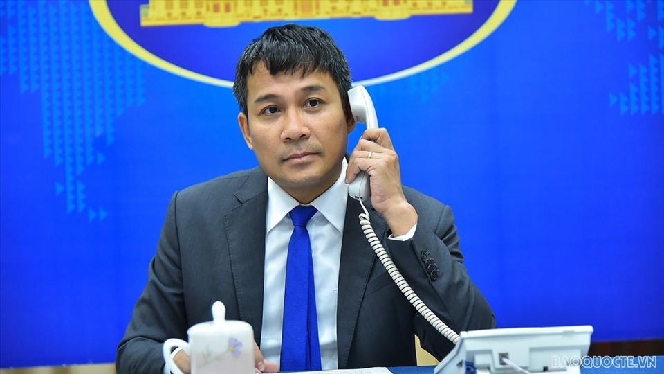 越南外交部副部长阮明武同中国外交部部长助理吴江浩通电话，就促进两国边境地区货物流通的方向和措施交换了意见