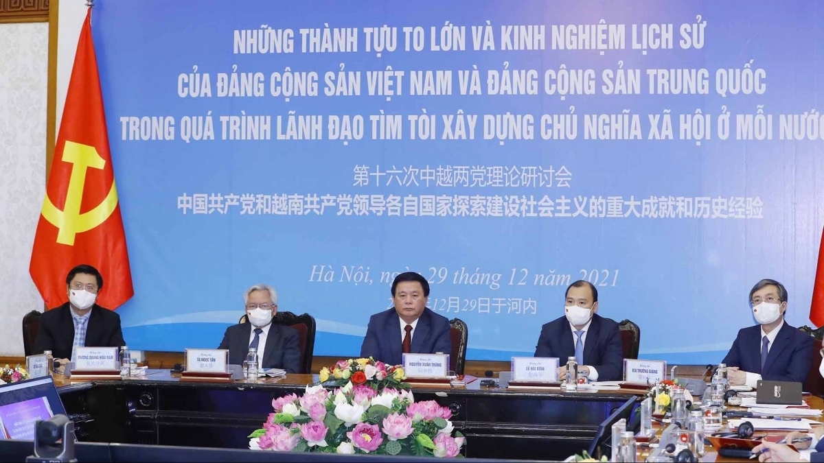 胡志明国家政治学院院长阮春胜（中间）在会上发表讲话