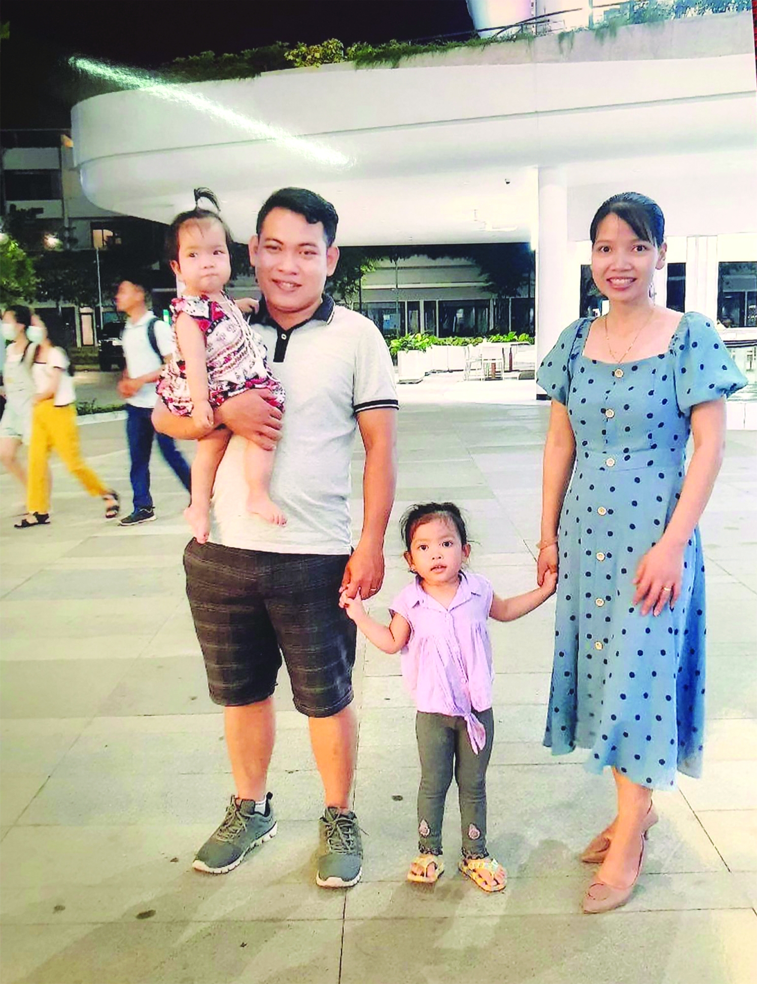 Pu Thia 夫妇与两个孩子在金边。