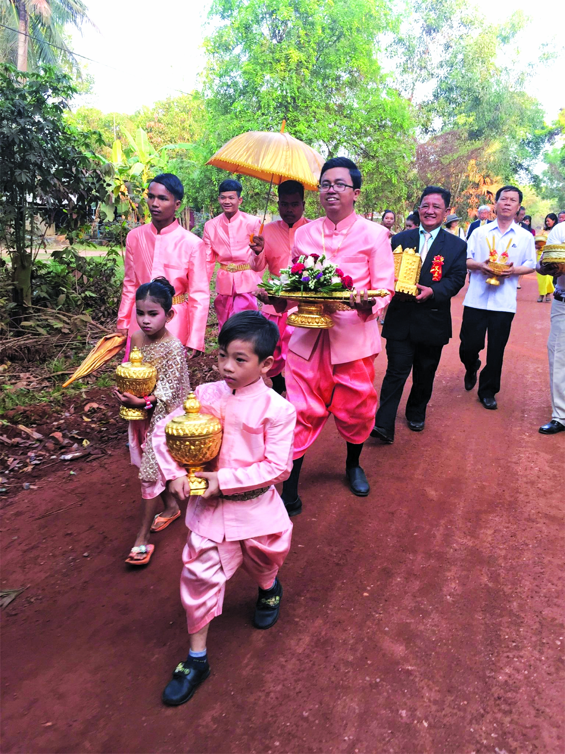 2019年3月，Chey Vothy（第三排，左二）在他的婚礼当天。