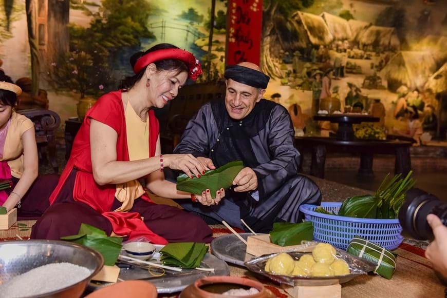外国人学包粽子，体验越南传统春节