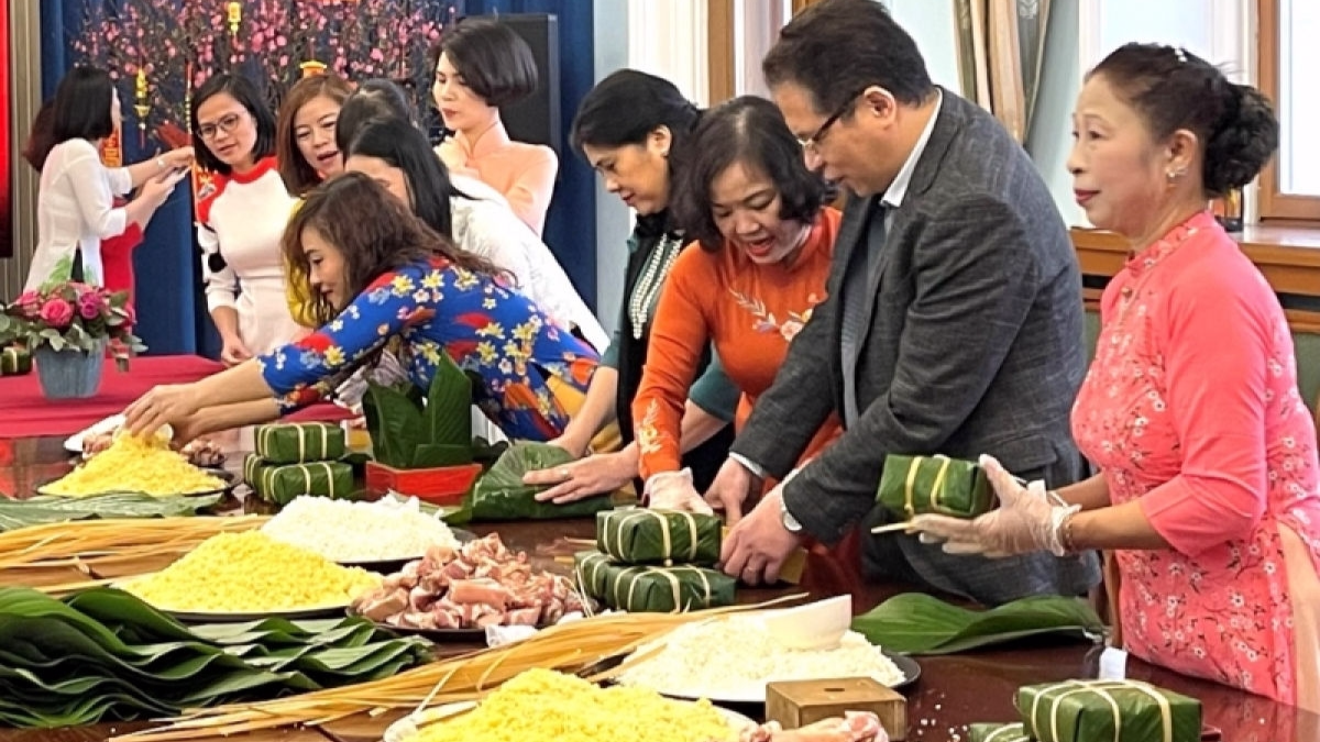 越南驻俄罗斯大使馆举行了迎春包粽子活动