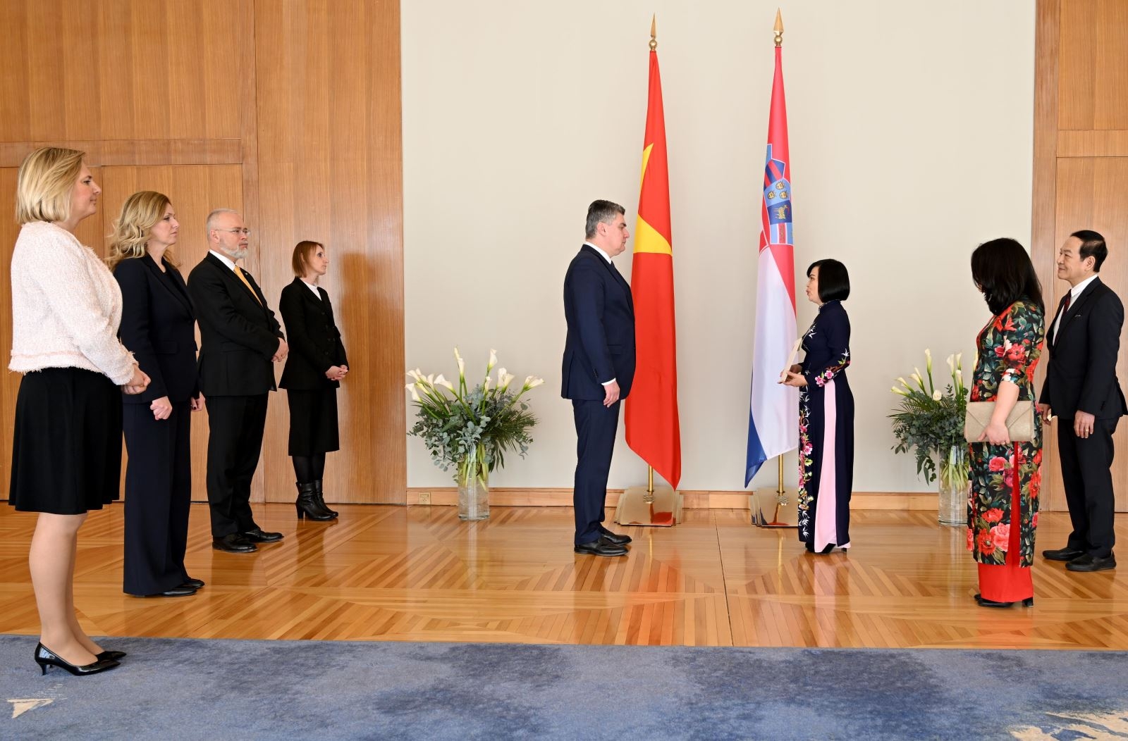 越南驻匈牙利和克罗地亚大使阮氏碧草（右边）在首都克罗地亚首都萨格勒布向克罗地亚总统佐兰·米拉诺维奇递交国书