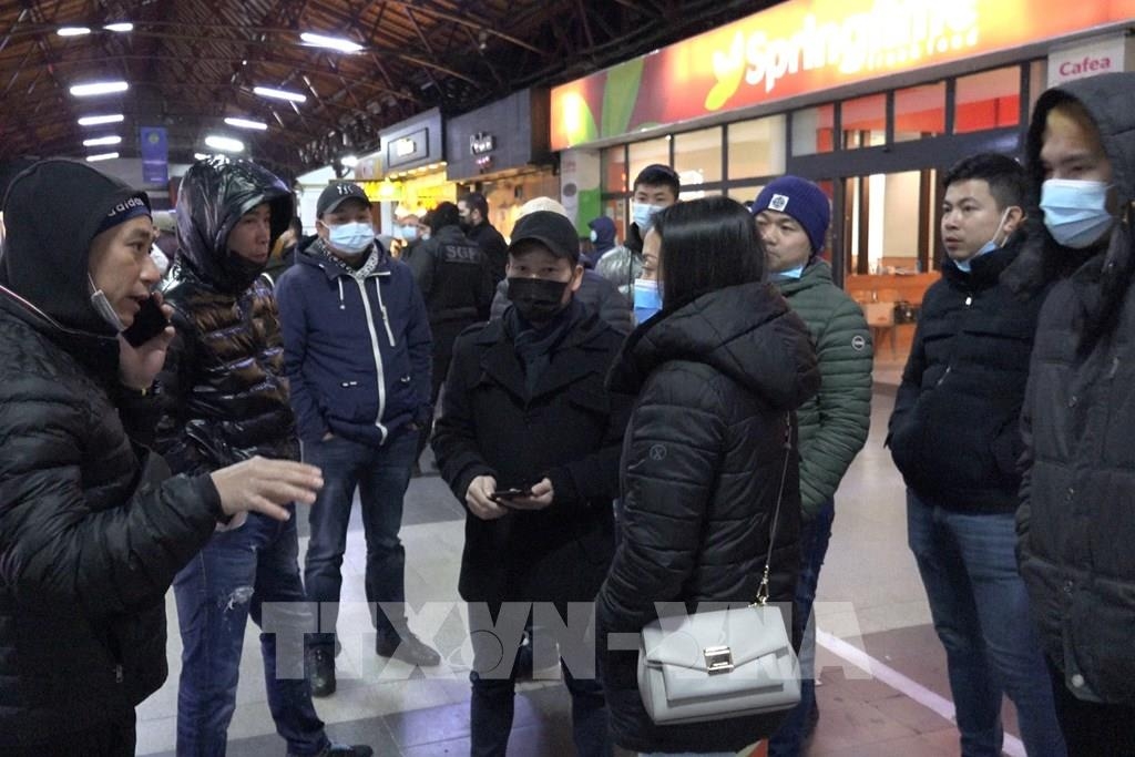 数百名在乌越南公民疏散到罗马尼亚首都布加勒斯特车站（图片来源：越通社）