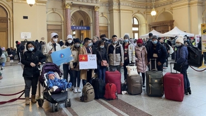 积极协助从乌克兰撤离到匈牙利避难的越南人