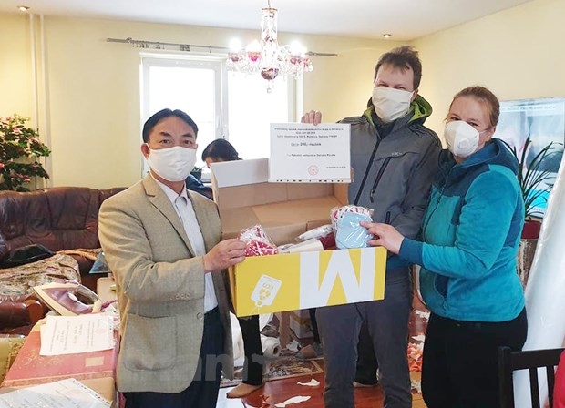 郑新先生(左一)在俄斯特拉发捐赠防疫口罩
