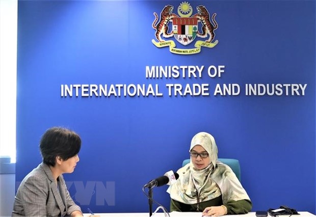 马来西亚国际贸易与工业部东盟经济一体化高级经理加米拉·哈吉·哈桑（右）接受记者采访（图片来源：越通社）