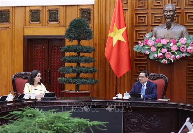 越南政府总理范明政在政府总部会见世行东亚和太平洋地区副行长曼努埃拉·菲罗