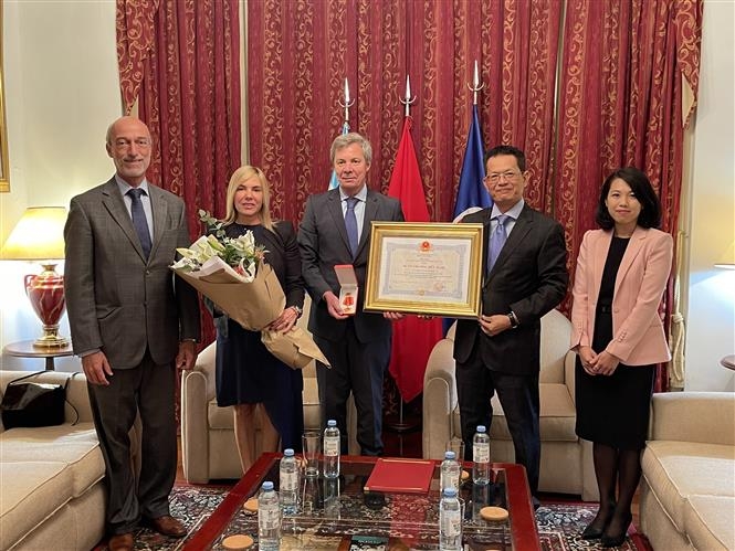 越南驻阿根廷大使杨国青（右二）向原阿根廷驻越大使胡安·卡洛斯·罗利（中间）授予友谊勋章