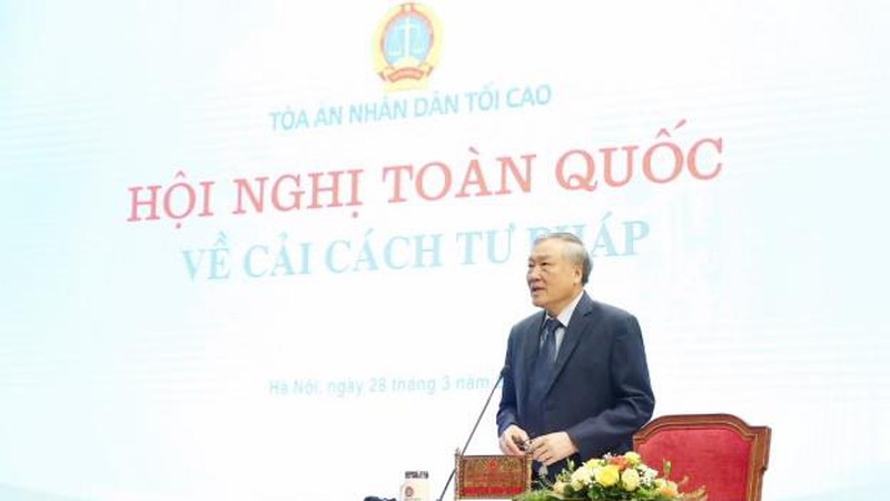 越共中央政治局委员、中央书记处书记、最高人民法院院长阮和平在会议上发表讲话