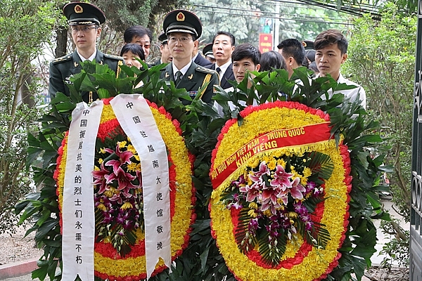 中国驻越大使清明节缅怀再越的革命先烈