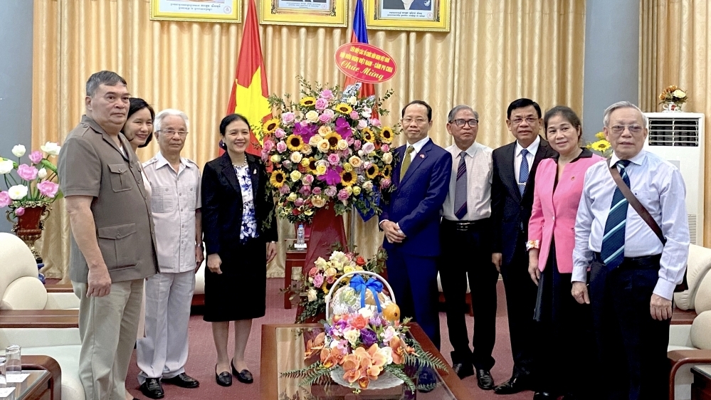 越南友好组织联合会与越南-柬埔寨友好协会向柬埔寨拜年