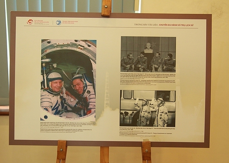 前苏联宇航员维克托·戈尔巴特科和越南宇航员范遵在“ 欢迎6”训练台上和1980年发射前时刻在太空发射中心Baiconur。