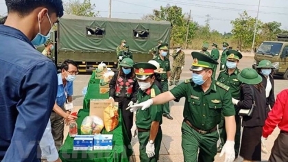 为旅居柬埔寨越南同胞援助数十吨的生活必需品