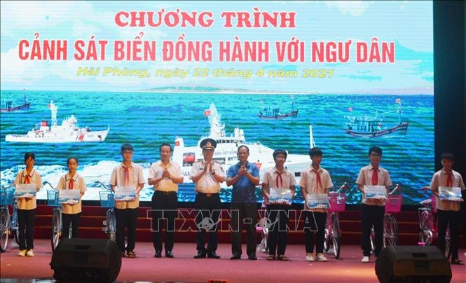 “越南海警与渔民同行”——海警为人民助贫送温暖