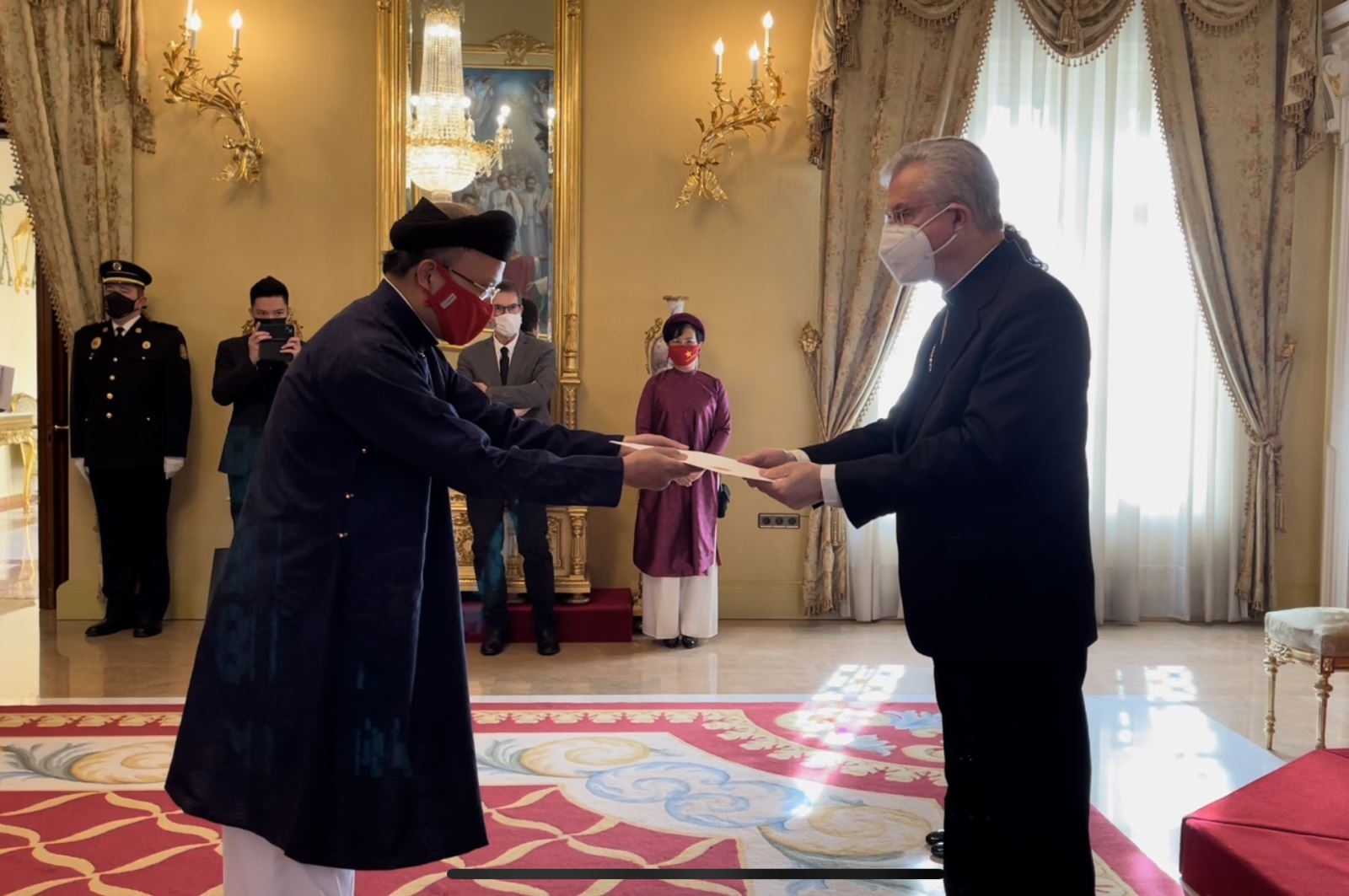 越南驻安道尔公国特命全权大使丁全胜（左）向安道尔公国大公霍安·恩里克·比韦斯·西西利亚递交国书（图片来源：越通社）