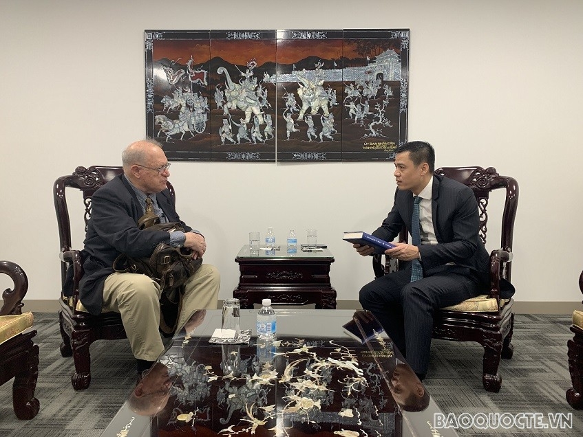 越南常驻联合国代表团团长邓黄江大使对约翰·麦考利夫（John McAuliff ）先生在50年来为越南民间外交活动所作出的努力表示感谢（图片来源：越通社）