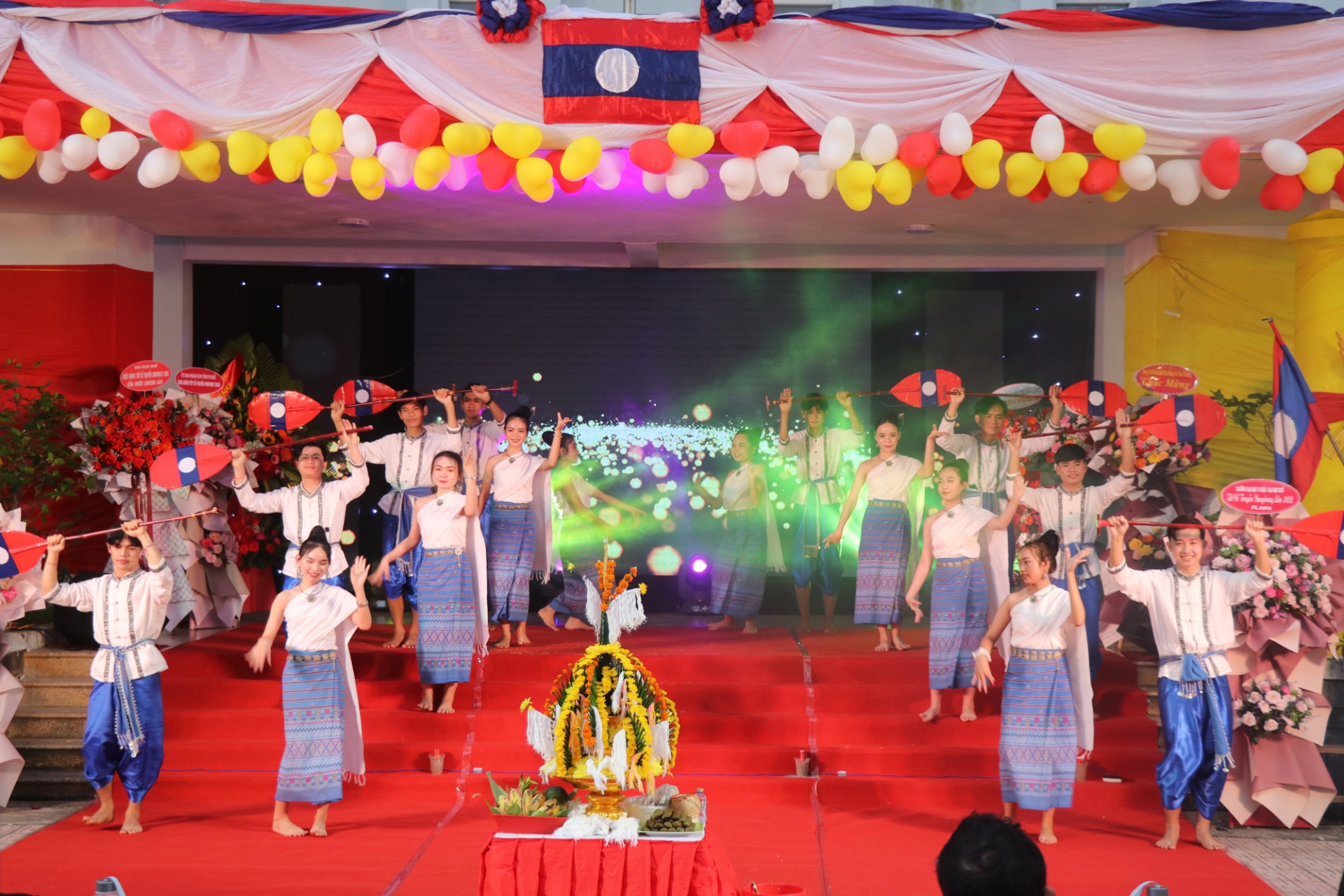 为承天顺化省约400名老挝留学生举行老挝传统新年庆祝活动