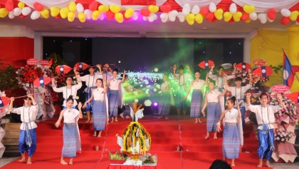 为承天顺化省约400名老挝留学生举行老挝传统新年庆祝活动