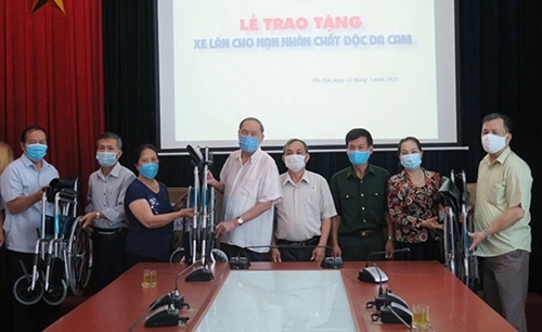 越南橙毒剂受害者协会领导向各位橙毒剂受害者赠送轮椅（图：人民军队报）