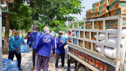 同塔省边防部队向旅居柬埔寨洞里萨湖地区的越南侨胞提供援助