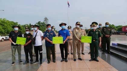 平福省边防部队同青年联合会向柬埔寨支援口罩和防护衣