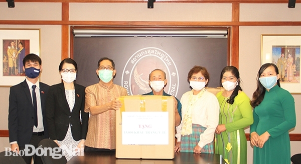 同奈省越南-泰国友好协会向泰国驻胡志明市总领事馆移交医用口罩。（图：同奈报）
