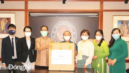 同奈省越南-泰国友好协会向泰国人民支援1.5万只口罩