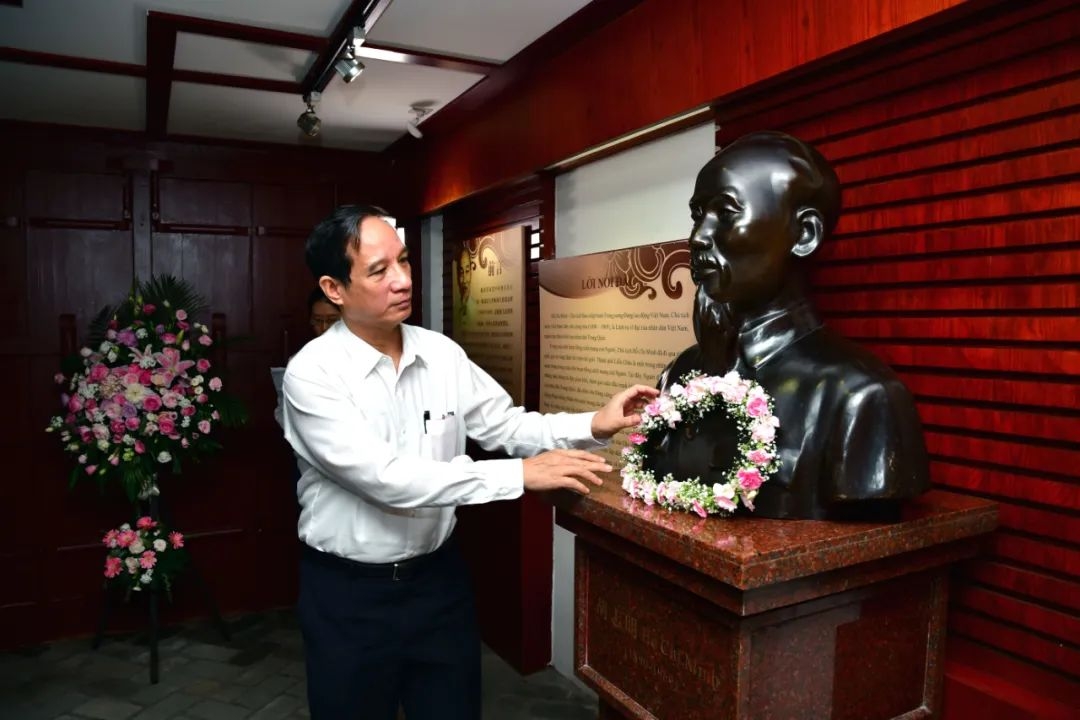 “忆先辈峥嵘岁月 守初心砥砺前行” ——中越联合纪念胡志明诞辰131周年活动在柳州举行 “忆先辈峥嵘岁月 守初心砥砺前行” ——中越联合纪念胡志明诞辰131周年活动在柳州举行