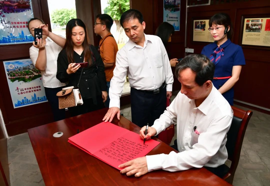 “忆先辈峥嵘岁月 守初心砥砺前行” ——中越联合纪念胡志明诞辰131周年活动在柳州举行 “忆先辈峥嵘岁月 守初心砥砺前行” ——中越联合纪念胡志明诞辰131周年活动在柳州举行